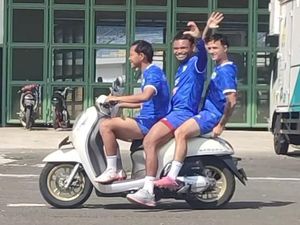 Momen Kocak Eliano Reijnders Naik Motor Bonceng Tiga di Bandung Momen Kocak Eliano Reijnders Naik Motor Bonceng Tiga di Bandung