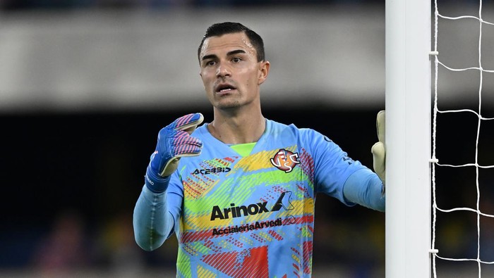 VERONA, ITALY - SEPTEMBER 15:  Emil Audero of Cremonese gestures during the Serie A match between Hellas Verona FC and US Cremonese at Stadio Marcantonio Bentegodi on September 15, 2025 in Verona, Italy. (Photo by Image Photo Agency/Getty Images)