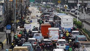 Galian Kabel di Kampung Melayu Bikin Lalu Lintas Tersendat
