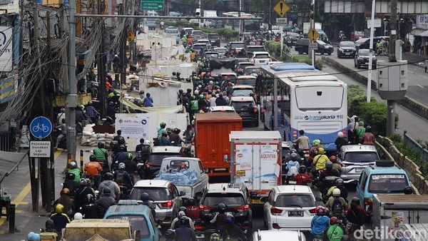 Galian Kabel di Kampung Melayu Bikin Lalu Lintas Tersendat