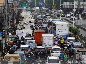 Galian Kabel di Kampung Melayu Bikin Lalu Lintas Tersendat Galian Kabel di Kampung Melayu Bikin Lalu Lintas Tersendat