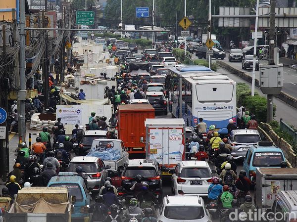 Galian Kabel di Kampung Melayu Bikin Lalu Lintas Tersendat