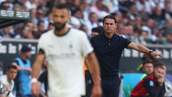 Soccer Football - Bundesliga - Borussia Moenchengladbach v Hamburger SV - Borussia-Park, Moenchengladbach, Germany - August 24, 2025 Borussia Moenchengladbach coach Gerardo Seoane reacts REUTERS/Leon Kuegeler DFL REGULATIONS PROHIBIT ANY USE OF PHOTOGRAPHS AS IMAGE SEQUENCES AND/OR QUASI-VIDEO.
