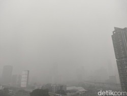 Hujan Angin Disertai Petir Selimuti Jakarta Siang Ini