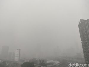 Hujan Angin Disertai Petir Selimuti Jakarta Siang Ini Hujan Angin Disertai Petir Selimuti Jakarta Siang Ini