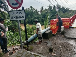 Bahu Jembatan di Musi Rawas Longsor akibat Curah Hujan Tinggi