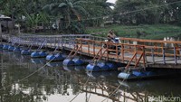 Jembatan Apung Swadaya Warga Bekasi, Penyelamat Akses Antar Desa