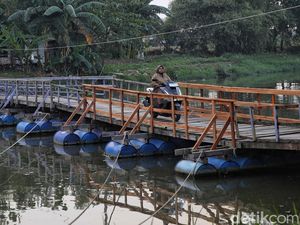 Jembatan Apung Ini Jadi Penyelamat Akses Antar Desa Jembatan Apung Ini Jadi Penyelamat Akses Antar Desa