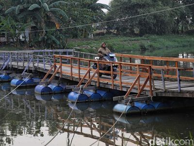 Jembatan Apung Ini Jadi Penyelamat Akses Antar Desa