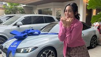 Jessica Iskandar Semringah Banget, Pamer Mobil Convertible Baru
