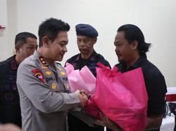 Kapolda Bali Serahkan Bantuan untuk Personel PNPP Terdampak Banjir