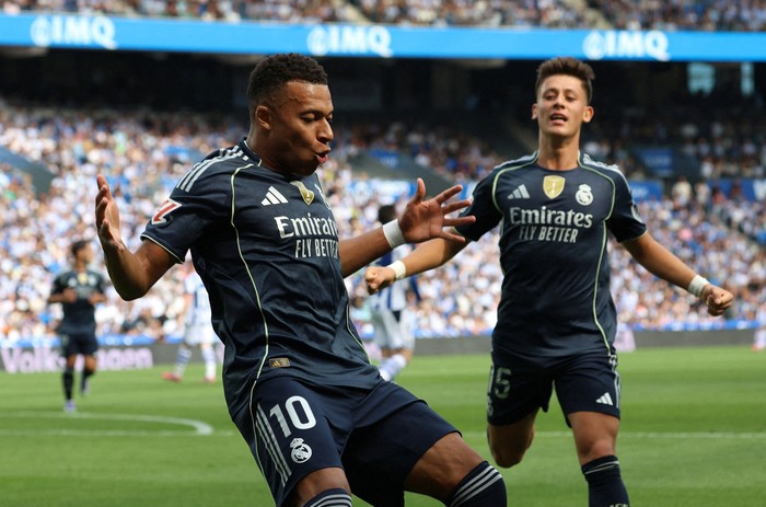 Soccer Football - LaLiga - Real Sociedad v Real Madrid - Reale Arena, San Sebastian, Spain - September 13, 2025 Real Madrids Kylian Mbappe celebrates scoring their first goal with Real Madrids Arda Guler REUTERS/Pankra Nieto     TPX IMAGES OF THE DAY