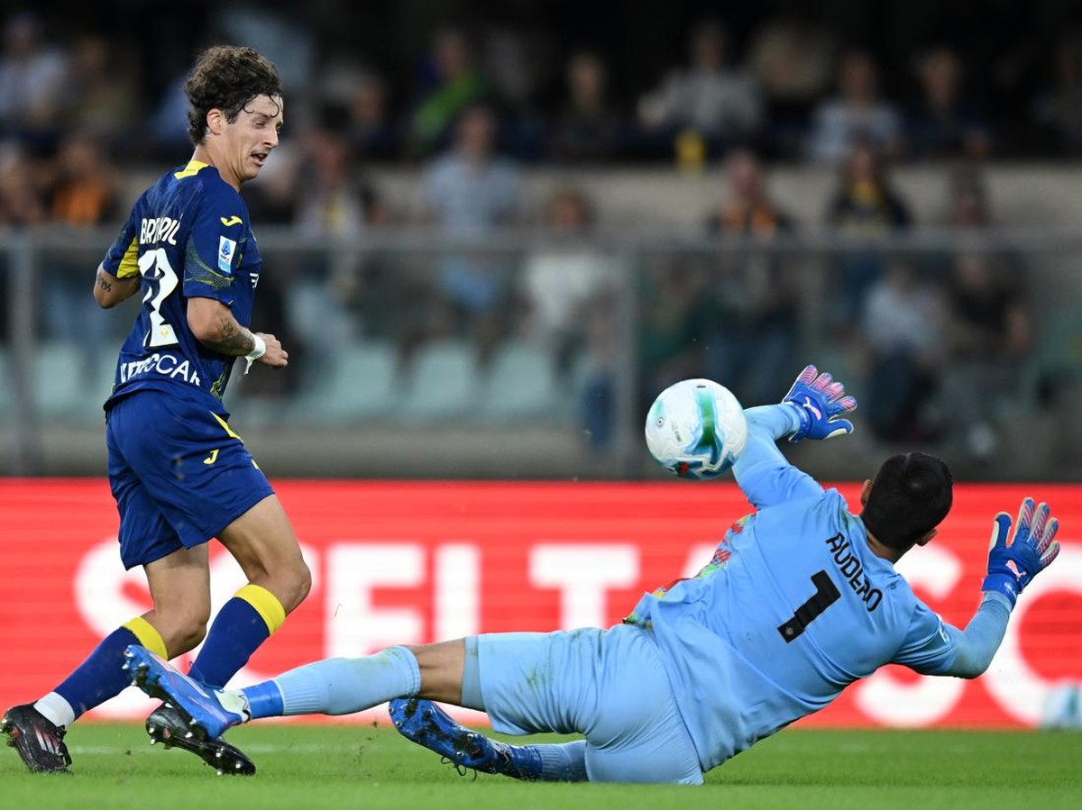 Aksi Emil Audero berhadapan dengan Domagoj Bradaric. (Foto: Getty Images/Image Photo Agency)