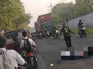 Pelajar SMP di Gresik Tewas Terlindas Truk Saat Diantar Ibu ke Sekolah Pelajar SMP di Gresik Tewas Terlindas Truk Saat Diantar Ibu ke Sekolah