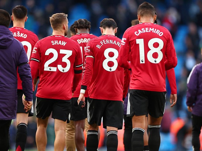 MANCHESTER, ENGLAND - SEPTEMBER 14: Dejected Manchester Utd players after the 3-0 loss during the Premier League match between Manchester City and Manchester United at Etihad Stadium on September 14, 2025 in Manchester, England. (Photo by Shaun Brooks - CameraSport via Getty Images)