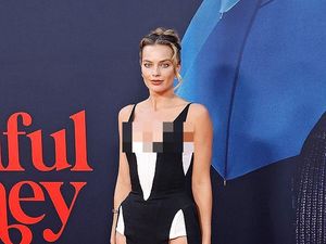 Foto Margot Robbie Pakai Gaun Lawas 27 Tahun Lalu, Belahan Tinggi Jadi Sorotan Foto Margot Robbie Pakai Gaun Lawas 27 Tahun Lalu, Belahan Tinggi Jadi Sorotan