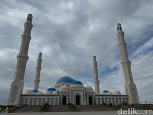 Melihat Republic Kazakhstan Grand Mosque, Masjid Terbesar di Asia Tengah Melihat Republic Kazakhstan Grand Mosque, Masjid Terbesar di Asia Tengah