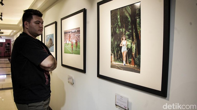 Pengunjung melihat pameran foto Take a Break yang diselenggarakan Fotografer Olahraga Indonesia di Jakarta, Selasa (16/9/2025). Sebanyak 21 fotografer berpartisipasi dalam pameran ini.  