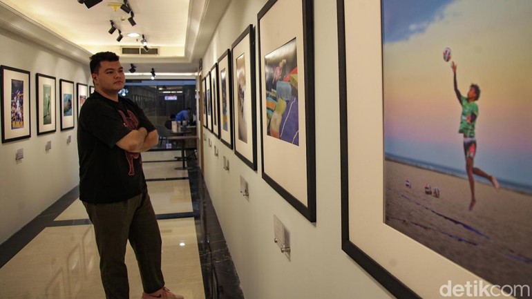 Pameran ini merekam berbagai momen emosional berbagai cabang olahraga. Ada 42 foto yang dipamerkan.  