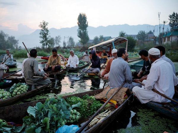 Melihat Pasar Terapung Versi Kashmir