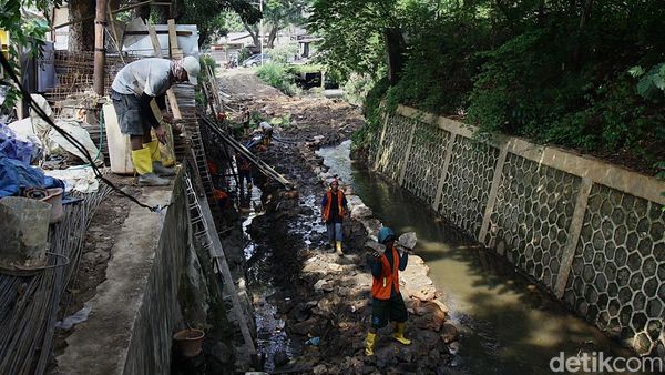 Perbaikan Turap Kali Bintaro, Antisipasi Longsor dan Banjir Musim Hujan
