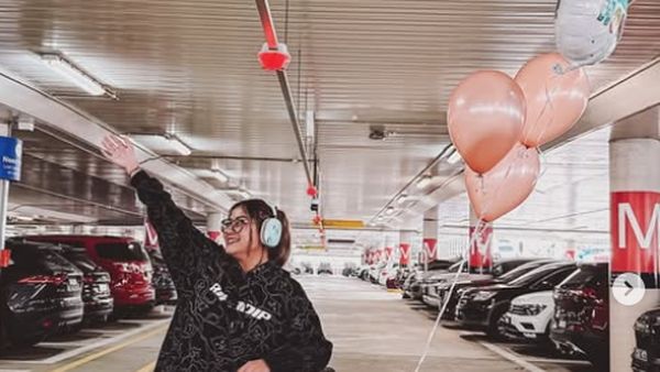 Pindah ke Melbourne, Awkarin Langsung Gas Makan Ramen di Sana