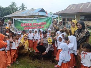 Polres Meranti Gencar Tanam Pohon di Kantor Desa hingga Sekolah Polres Meranti Gencar Tanam Pohon di Kantor Desa hingga Sekolah