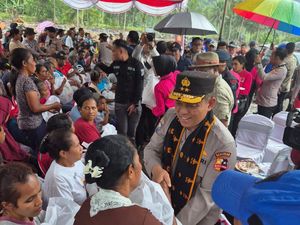 Polri Bagikan Ratusan Paket Makanan-Logistik untuk Korban Banjir Nagekeo NTT Polri Bagikan Ratusan Paket Makanan-Logistik untuk Korban Banjir Nagekeo NTT