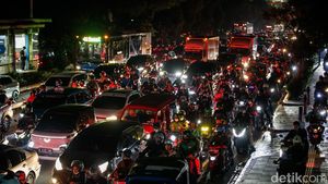 Potret Macet di Matraman, Motor Serobot Busway hingga Trotoar