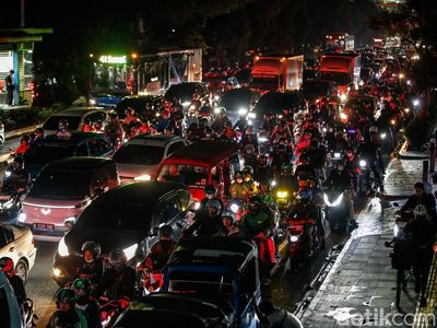 Potret Macet di Matraman, Motor Serobot Busway hingga Trotoar
