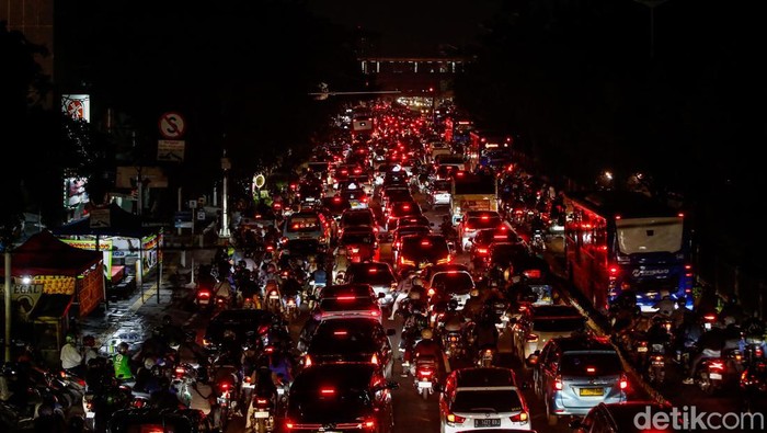 Deretan kendaraan mengular di Jalan Raya Matraman, Jakarta, saat jam sibuk pulang kerja pada Selasa (16/9/2025).