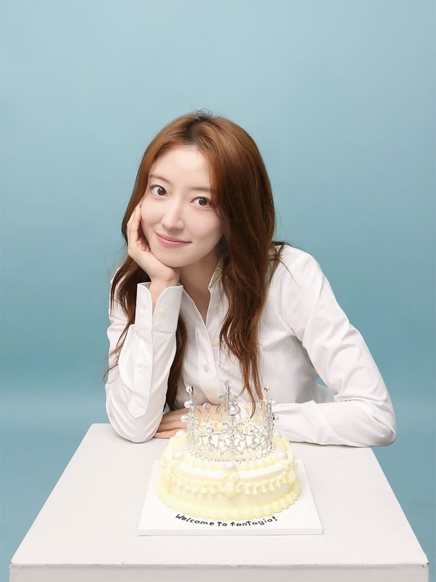 Potret terbaru Lee Se Young bersama Fantagio/ Foto: instagram.com/fantagio_official Fantagio merilis sederet foto profil terbaru Lee Se Young untuk pertama kalinya sejak bergabung bersama agensi pada (12/9).