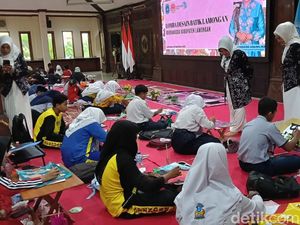 Ratusan Pelajar Lamongan Tuangkan Pecel Lele-Wisata Bahari ke Motif Batik Ratusan Pelajar Lamongan Tuangkan Pecel Lele-Wisata Bahari ke Motif Batik