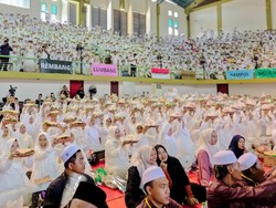 Ribuan Perempuan Bawa Cobek Meriahkan Peringatan Maulid Nabi di Pasuruan