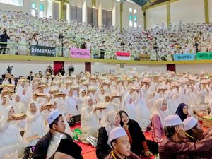 Ribuan Perempuan Bawa Cobek Meriahkan Peringatan Maulid Nabi di Pasuruan Ribuan Perempuan Bawa Cobek Meriahkan Peringatan Maulid Nabi di Pasuruan