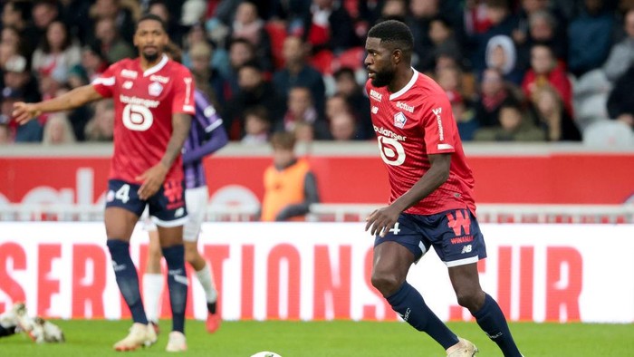 LILLE, FRANCE - NOVEMBER 12: Samuel Umtiti of Lille in action during the Ligue 1 Uber Eats match between Lille OSC (LOSC) and Toulouse FC (TFC, Tefece) at Stade Pierre-Mauroy on November 12, 2023 in Lille, France. (Photo by Jean Catuffe/Getty Images)