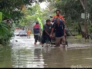Ojek Roda Jadi Mata Pencaharian Dadakan Kala Banjir di Pangandaran Ojek Roda Jadi Mata Pencaharian Dadakan Kala Banjir di Pangandaran