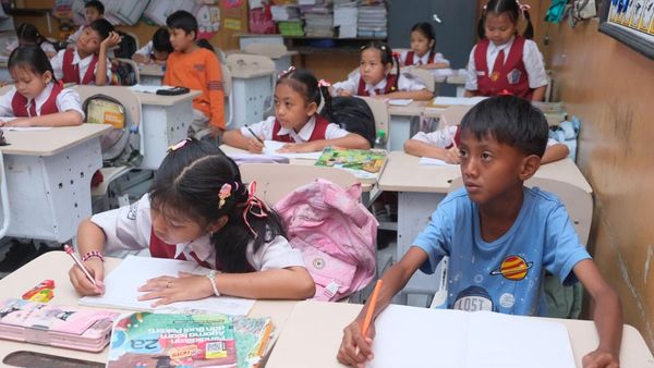 Terdampak Banjir, Siswa Bali Lanjut Belajar dengan Kaos Oblong