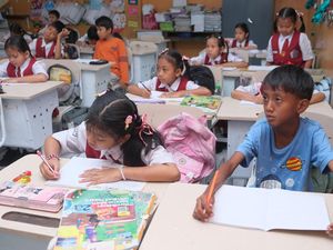 Terdampak Banjir, Siswa Bali Lanjut Belajar dengan Kaos Oblong Terdampak Banjir, Siswa Bali Lanjut Belajar dengan Kaos Oblong