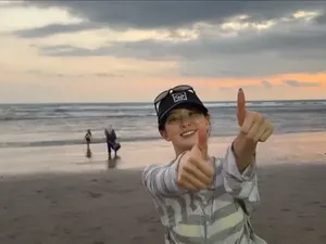 Seulgi Red Velvet di Pulau Dewata: Makan Bakso-Beli Lekbong I Love Bali Seulgi Red Velvet di Pulau Dewata: Makan Bakso-Beli Lekbong I Love Bali