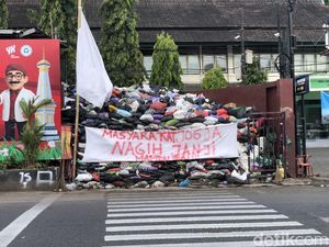 Hasto Bagi-bagi Ember buat Pilah Sampah di Jogja, Pakar UKDW Beri Saran Ini Hasto Bagi-bagi Ember buat Pilah Sampah di Jogja, Pakar UKDW Beri Saran Ini