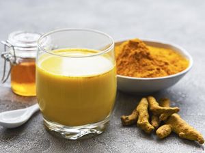 7 Manfaat Rutin Minum Susu Kunyit Sebelum Tidur, Cobain Deh!