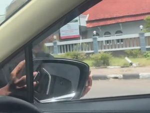 Viral! Aksi Pria Diduga Rekayasa Kecelakaan di Cirebon Viral! Aksi Pria Diduga Rekayasa Kecelakaan di Cirebon