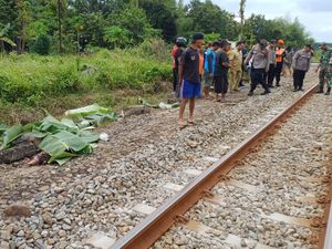 Perempuan Muda di Blitar Tewas Diduga Sengaja Tabrakkan Diri ke KA Perempuan Muda di Blitar Tewas Diduga Sengaja Tabrakkan Diri ke KA