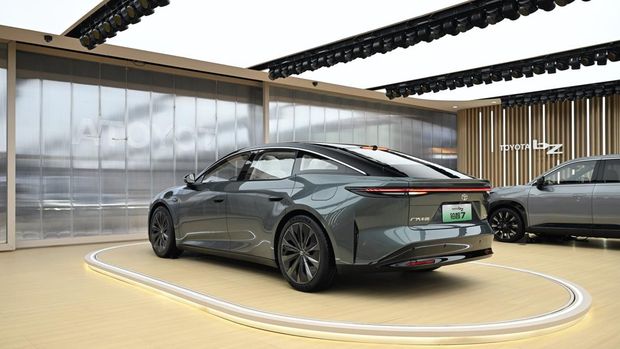 Sedan listrik Toytoa bZ7 yang dijual di China.