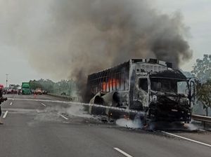 Truk Ekspedisi Terbakar di Tol Cipali, Kerugian Capai Rp1 Miliar Truk Ekspedisi Terbakar di Tol Cipali, Kerugian Capai Rp1 Miliar