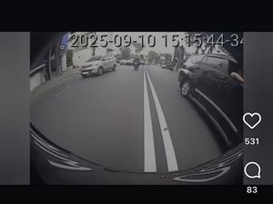 Viral Pemobil Potong Lajur di Jalan Basuki Rahmat, Polisi Ancam Tilang Viral Pemobil Potong Lajur di Jalan Basuki Rahmat, Polisi Ancam Tilang