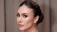 Foto: Wulan Guritno Bergaya Bak Dewi Dengan Gaun Nude, Pamer Tato di Punggung