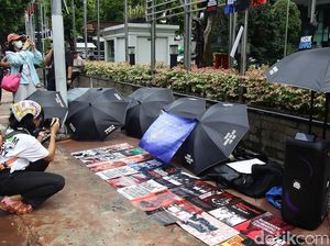 Aktivis Gelar Nobar Putusan MK, Kecewa Uji Formil UU TNI Ditolak Aktivis Gelar Nobar Putusan MK, Kecewa Uji Formil UU TNI Ditolak