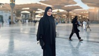 Angbeen Rishi Umrah, Netizen Bertanya-tanya